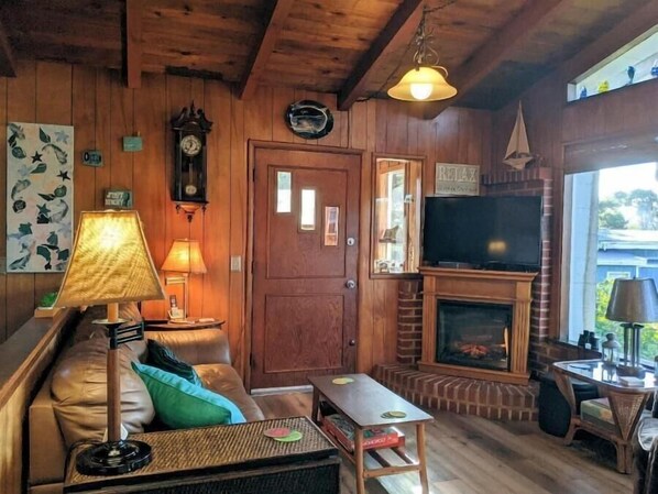 Smart TV, fireplace, Netflix, Hulu