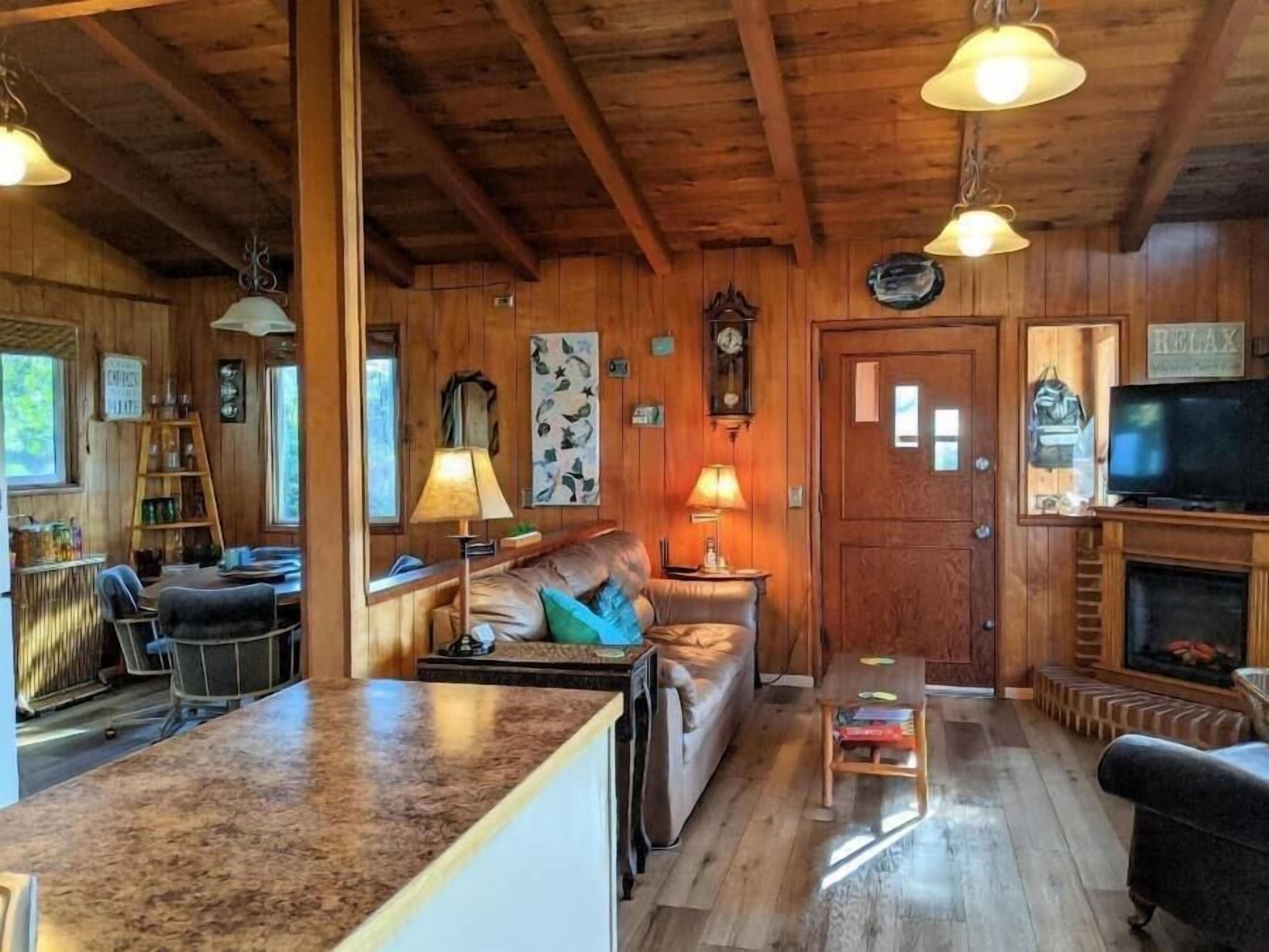 Smart TV, fireplace, Netflix, Hulu