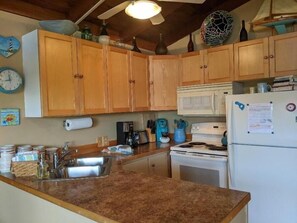 Kjøleskap, mikrobølgeovn, kokeplater og kaffetrakter/tekoker