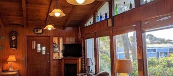 On Beach Time – Vintage Cottage Near the Surf