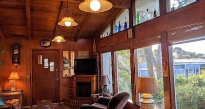 On Beach Time – Vintage Cottage Near the Surf