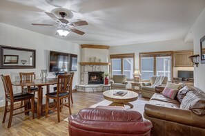 Televisión de pantalla plana y chimenea 