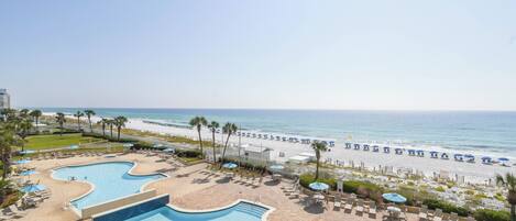 Een verwarmd zwembad