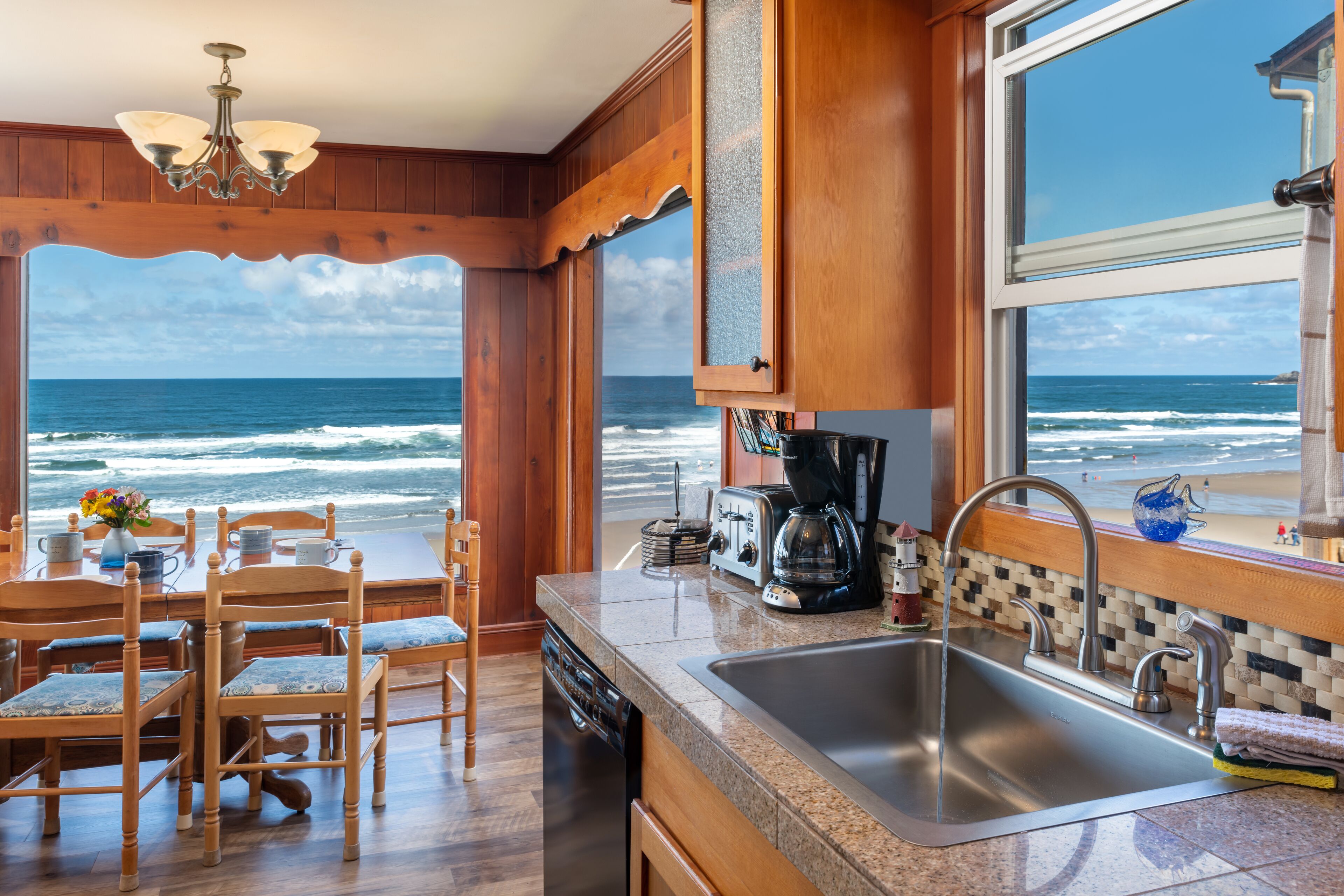Sandy beach with huge surf views, hot tub, tide pools, private beach steps