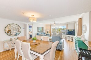 TV, DVD player - Beachside! Sleeps 10, King Bed, Heated Pool & Spa - 102 (Redington Shores)