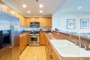 Geladeira, micro-ondas, fogão, cooktop