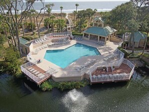 A heated pool - Enjoying sitting on the deck listening to the waves in this ocean view villa. (Hilton Head Island)