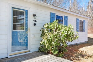 Exterior detail - Dog-friendly home in great locale close to the ocean with yard, streaming, W/D (Seal Cove)