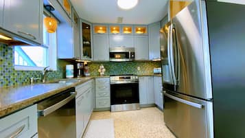 雪櫃、微波爐、焗爐、爐具