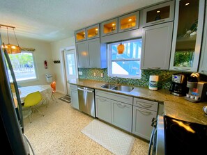 Fridge, microwave, oven, stovetop - Do you love the beach? (Anna Maria)