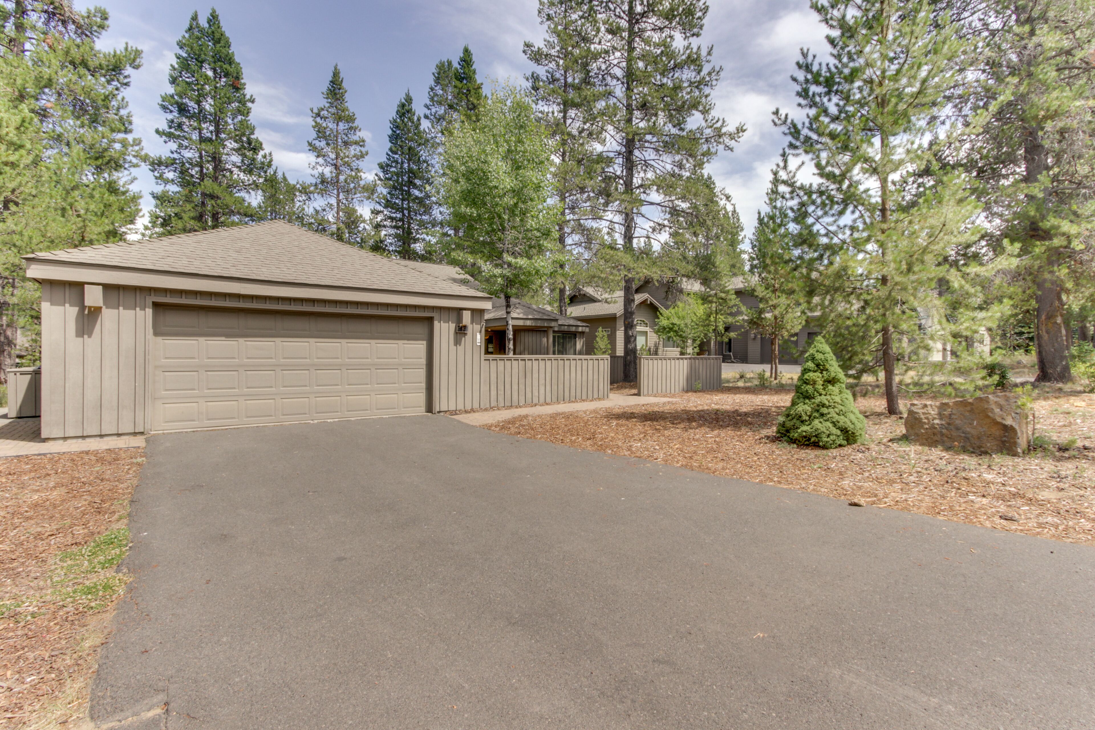 Home with private hot tub, grill, free SHARC access, AC, & washer/dryer