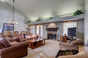 Una televisión, una chimenea, un reproductor de DVD, libros