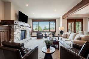 Flatskjerm-TV og peis