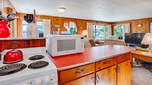 Réfrigérateur, four à micro-ondes, un four, surface de cuisson