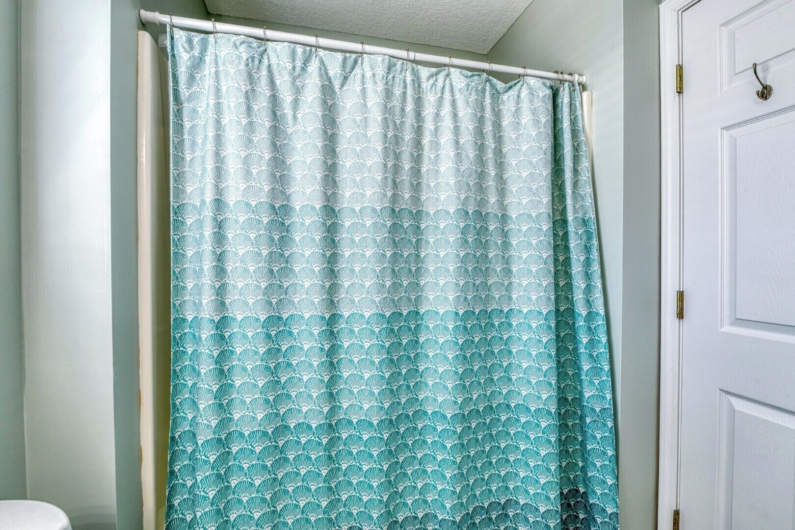 Un baño con cortina de ducha de diseño festoneado.