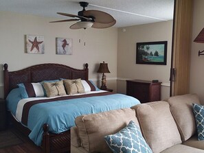 1 bedroom, iron/ironing board, Internet, bed sheets - Hello Sunshine! Tropical Island Beachfront Getaway Condo With Amazing Sunset Views From Balcony! (Fort Myers Beach)