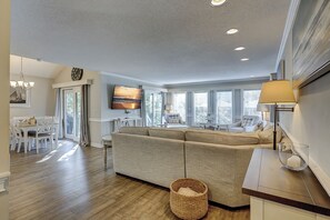 Smart TV, fireplace, DVD player - 107 Oceanwood-25 Yards to Beach & Oceanfront Pool. (Hilton Head Island)