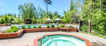 Lovely alpine condo w/ deck and community pool, & sauna