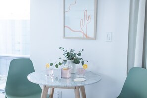 Dining - The Wesley Studio 1 by AvantStay | Retro & Spacious Studio | ADA Accessible (Palm Springs)
