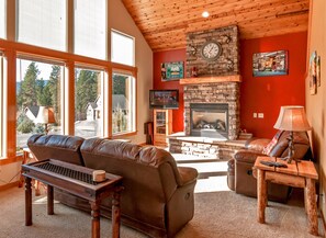 Fernseher, Kamin, DVD-Player