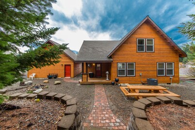Family friendly Cabin in Roslyn Ridge! WiFi | Private Hot Tub | Summer Pool!