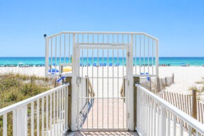 Destin Towers Private Beach Access - Beachfront w/panoramic views, balcony, & beach access! (Destin)