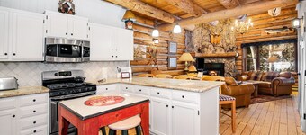 ゴアクリークの丸太小屋のタウンホーム、無料シャトルルート、スパ利用、暖炉