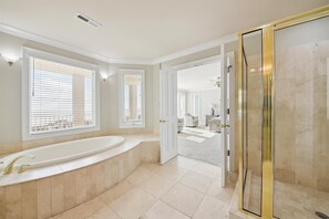 Combined shower/tub, jetted tub, towels