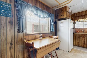 Dining - Perfect Waterfront Fishing Retreat - Floating Home in the Bayview Marina (Bayview)