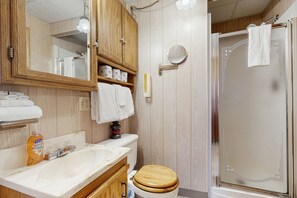 Hair dryer, towels - Perfect Waterfront Fishing Retreat - Floating Home in the Bayview Marina (Bayview)