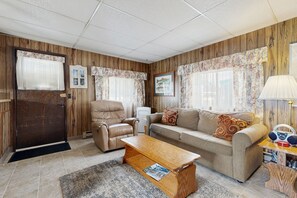 TV, DVD player, books, video library - Perfect Waterfront Fishing Retreat - Floating Home in the Bayview Marina (Bayview)