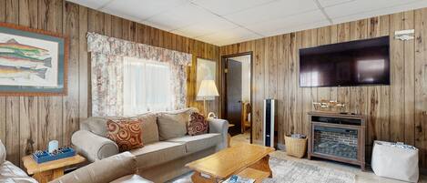 Televisie, een dvd-speler, boeken en een filmbibliotheek