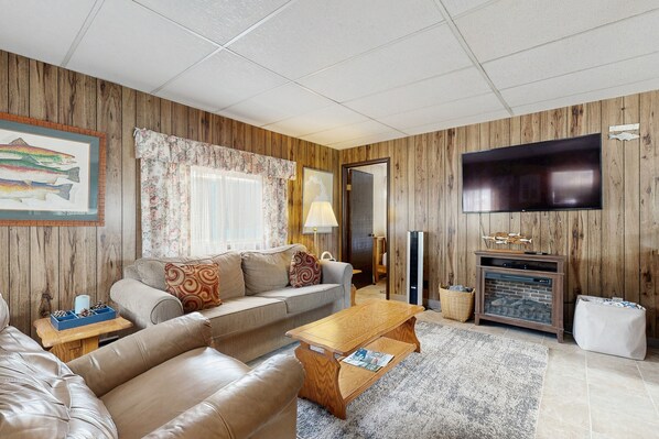 TV, DVD player, books, video library - Perfect Waterfront Fishing Retreat - Floating Home in the Bayview Marina (Bayview)