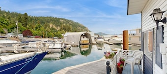 Perfect Waterfront Fishing Retreat - Floating Home in the Bayview Marina