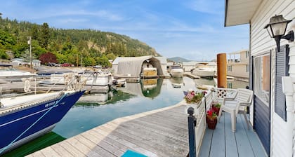 Perfect Waterfront Fishing Retreat - Floating Home in the Bayview Marina