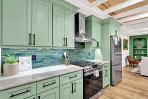 Mikrobølgeovn, ovn, oppvaskmaskin og kaffetrakter/tekoker