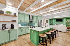 Microwave, oven, dishwasher, coffee/tea maker