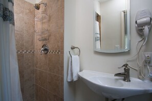 Shower, hair dryer - Bayview Cottage - Monterey House - Walk to Cannery Row (Monterey)