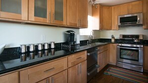コーヒー / ティーメーカー、冷蔵庫、電子レンジ、食器洗い機