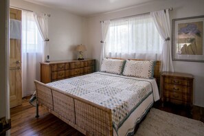 3 bedrooms, iron/ironing board, internet, bed sheets