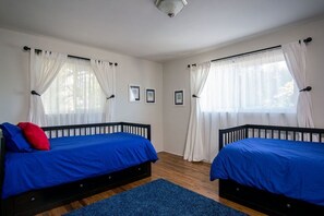 3 bedrooms, iron/ironing board, internet, bed sheets