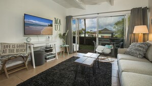 TV, DVD player - Kihei Bay Surf #110 Studio Modern/Beach Decor, A/C, Across Beach Cute & Comfy (Kihei)