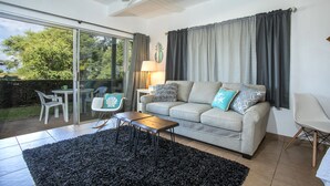 TV, DVD player - Kihei Bay Surf #110 Studio Modern/Beach Decor, A/C, Across Beach Cute & Comfy (Kihei)