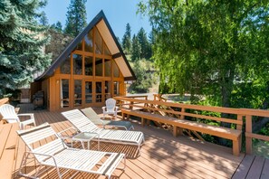 Terrace/patio - Amazing lakefront home with 140-feet of waterfront, WiFi, & enclosed yard (Manson)
