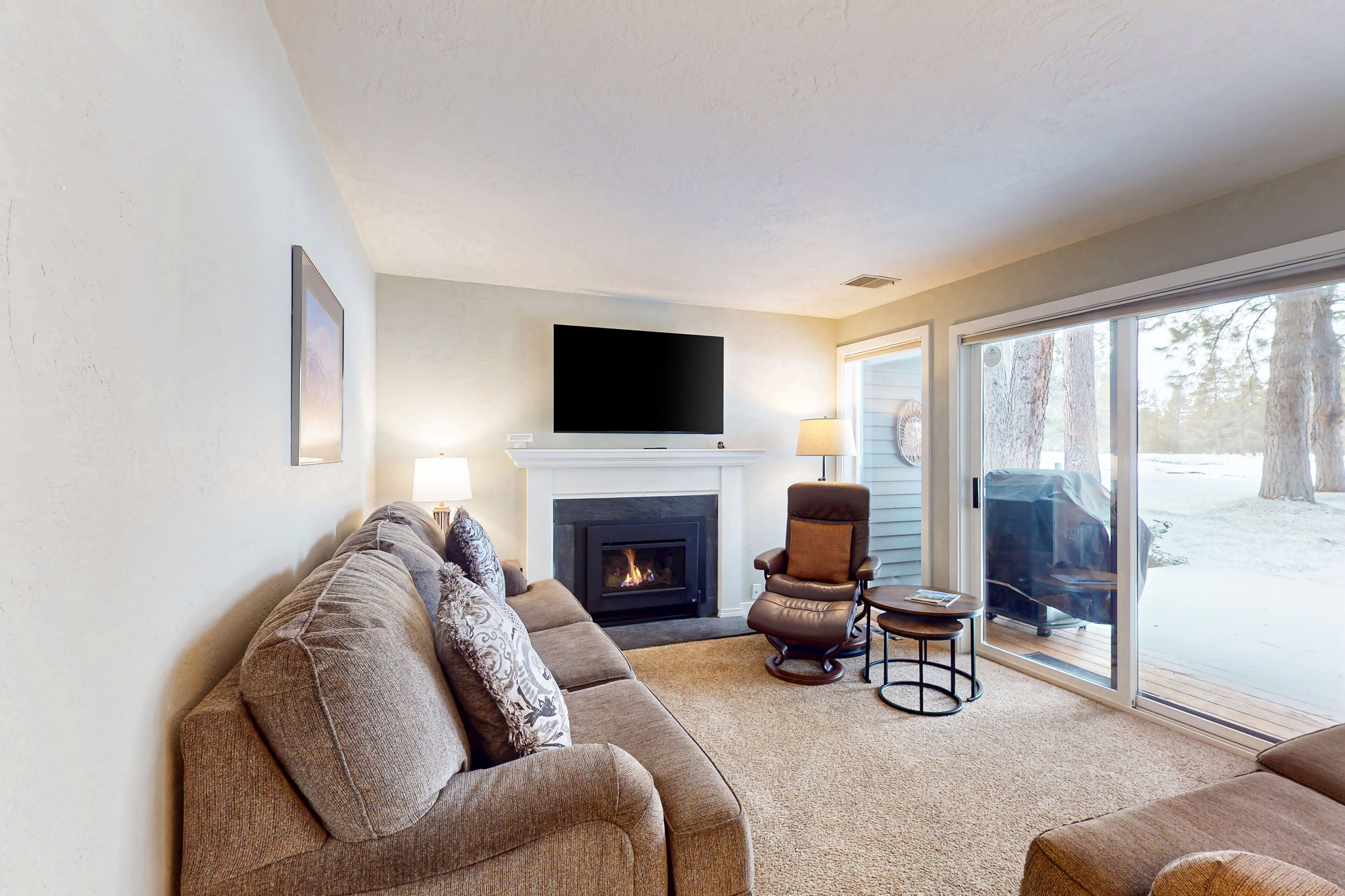 Flatscreentelevisie, een open haard, een dvd-speler en een stereo