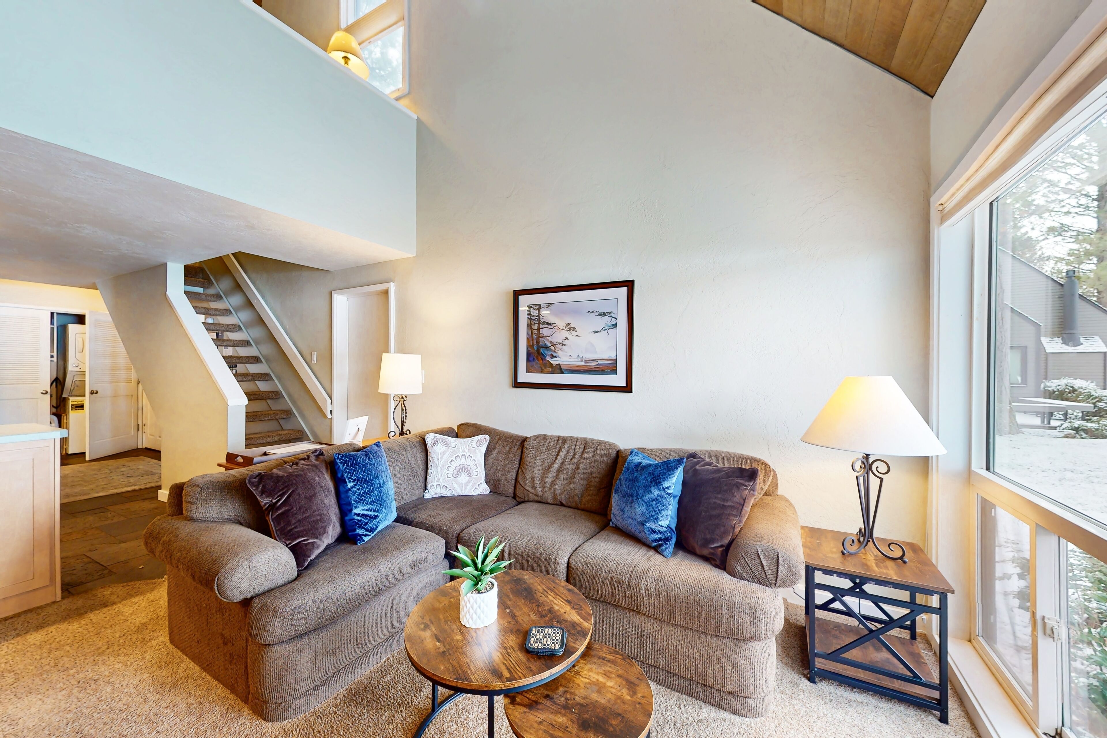 Flatscreentelevisie, een open haard, een dvd-speler en een stereo