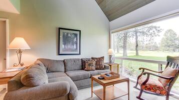 Télévision à écran plat, cheminée, lecteur de DVD, chaîne hi-fi