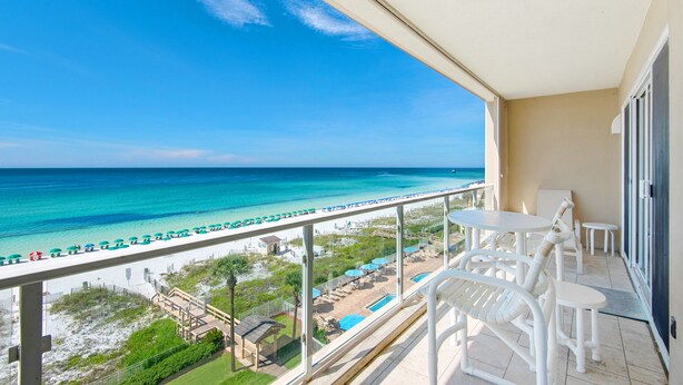 Un balcón con vista a la playa y al océano.