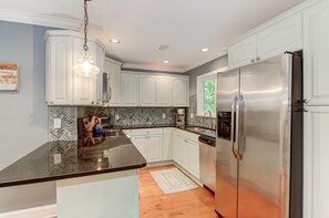 Fridge, microwave, oven, stovetop - Screen porch, Ping-Pong, 2 Living areas with TVs, Coastal Chic - 29 Twin Oaks (Isle of Palms)