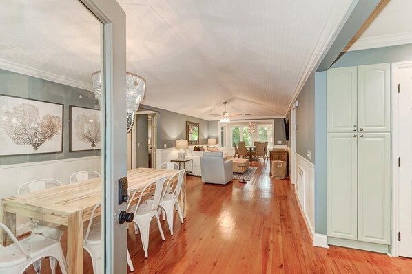 Dining - Screen porch, Ping-Pong, 2 Living areas with TVs, Coastal Chic - 29 Twin Oaks (Isle of Palms)